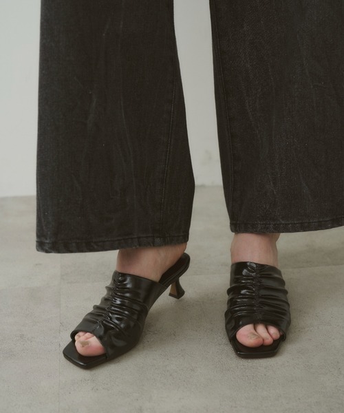 LE VERNIS(ル・ベルニ)の「LE VERNIS(ル・ベルニ) Gather square mules(サンダル・レディース・ブラック/イエロー/レッド・23.5cm/24.5cm)」の17枚目の写真