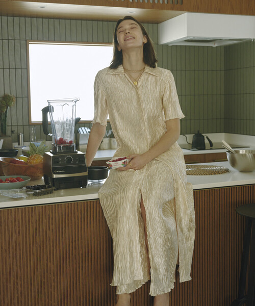 Firsthand（ファーストハンド）の「Firsthand/ファーストハンド クリンクル プリーツ ショートスリーブ シャツワンピース（ワンピース・レディース・オフホワイト/ブルー・FREE）」の2枚目の写真