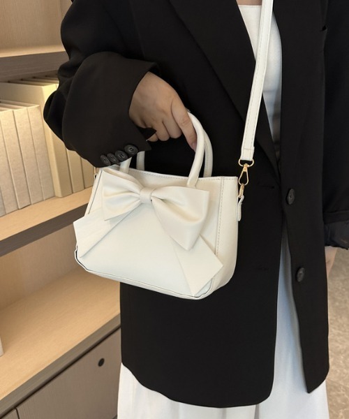 Mejoul(メジュール)の「PU リボンショルダー トート バッグ(ショルダーバッグ・レディース・ベージュ/ホワイト/ブラック・F)」の4枚目の写真
