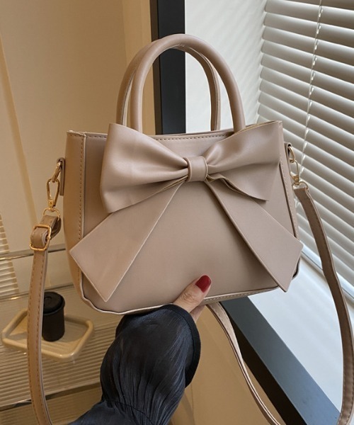 Mejoul(メジュール)の「PU リボンショルダー トート バッグ(ショルダーバッグ・レディース・ベージュ/ホワイト/ブラック・F)」の9枚目の写真