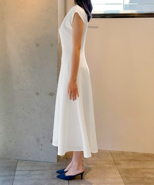 JENNE(ジェンヌ)の「フレンチ美シルエットとろみワンピース(ワンピース・レディース・ブラック/ベージュ/ネイビー/ホワイト・MEDIUM/LARGE/SMALL)」の11枚目の写真