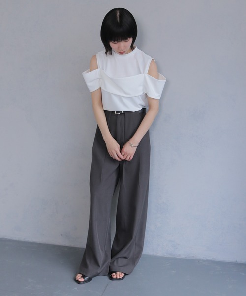 cheriella(シェリエラ)の「【cheriella】カットジョーゼットオフショルデザイントップス CUT GEORGETTE OFF-SHOULDER DESIGN TOPS(Tシャツ/カットソー・レディース・オフホワイト/ブラック・M)」の9枚目の写真