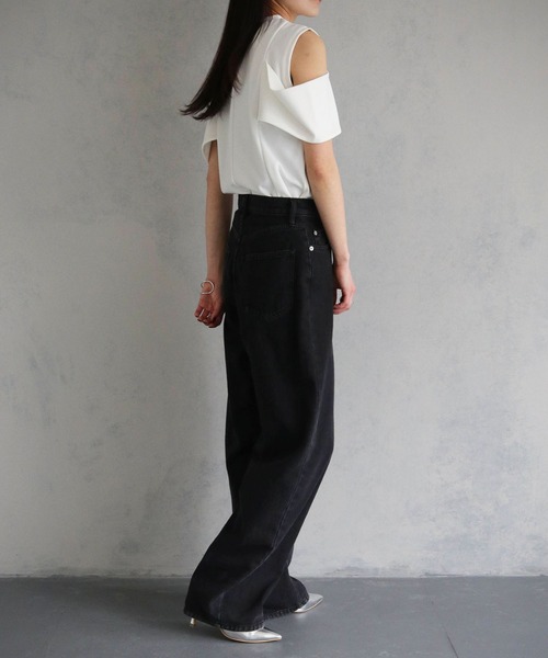 cheriella(シェリエラ)の「【cheriella】カットジョーゼットオフショルデザイントップス CUT GEORGETTE OFF-SHOULDER DESIGN TOPS(Tシャツ/カットソー・レディース・オフホワイト/ブラック・M)」の3枚目の写真
