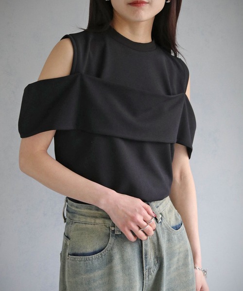 cheriella(シェリエラ)の「【cheriella】カットジョーゼットオフショルデザイントップス CUT GEORGETTE OFF-SHOULDER DESIGN TOPS(Tシャツ/カットソー・レディース・オフホワイト/ブラック・M)」の19枚目の写真