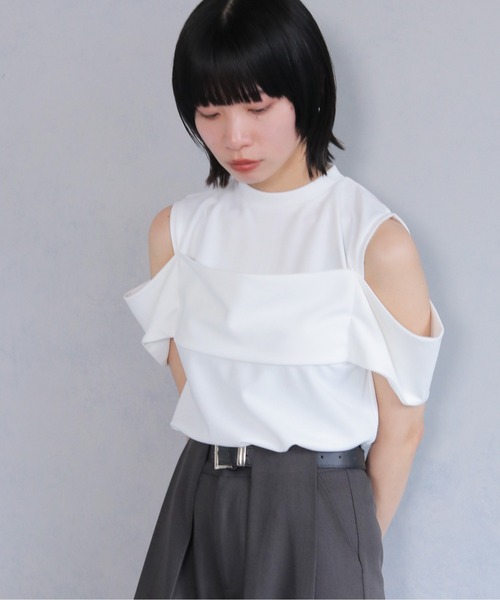 cheriella(シェリエラ)の「【cheriella】カットジョーゼットオフショルデザイントップス CUT GEORGETTE OFF-SHOULDER DESIGN TOPS(Tシャツ/カットソー・レディース・オフホワイト/ブラック・M)」の12枚目の写真