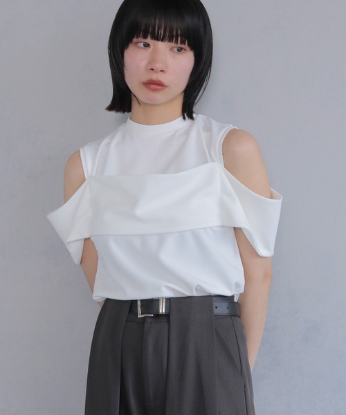 cheriella(シェリエラ)の「【cheriella】カットジョーゼットオフショルデザイントップス CUT GEORGETTE OFF-SHOULDER DESIGN TOPS(Tシャツ/カットソー・レディース・オフホワイト/ブラック・M)」の11枚目の写真