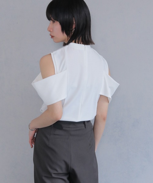 cheriella(シェリエラ)の「【cheriella】カットジョーゼットオフショルデザイントップス CUT GEORGETTE OFF-SHOULDER DESIGN TOPS(Tシャツ/カットソー・レディース・オフホワイト/ブラック・M)」の10枚目の写真