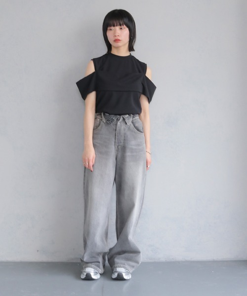 cheriella(シェリエラ)の「【cheriella】カットジョーゼットオフショルデザイントップス CUT GEORGETTE OFF-SHOULDER DESIGN TOPS(Tシャツ/カットソー・レディース・オフホワイト/ブラック・M)」の22枚目の写真