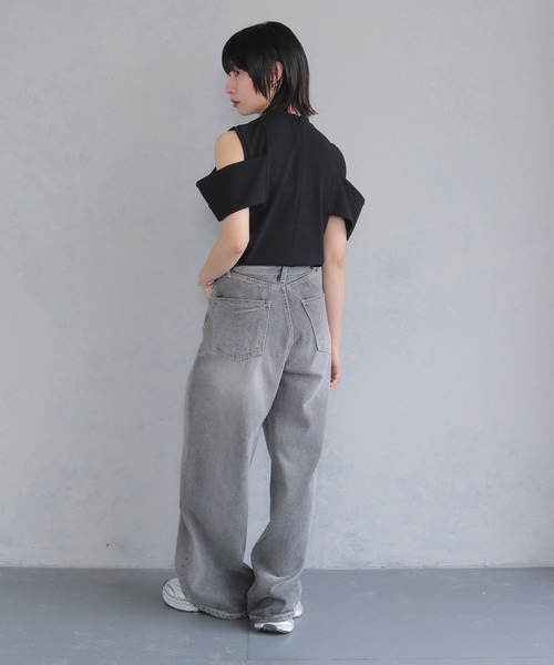 cheriella(シェリエラ)の「【cheriella】カットジョーゼットオフショルデザイントップス CUT GEORGETTE OFF-SHOULDER DESIGN TOPS(Tシャツ/カットソー・レディース・オフホワイト/ブラック・M)」の21枚目の写真