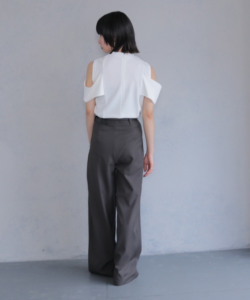 cheriella(シェリエラ)の「【cheriella】カットジョーゼットオフショルデザイントップス CUT GEORGETTE OFF-SHOULDER DESIGN TOPS(Tシャツ/カットソー・レディース・オフホワイト/ブラック・M)」の7枚目の写真