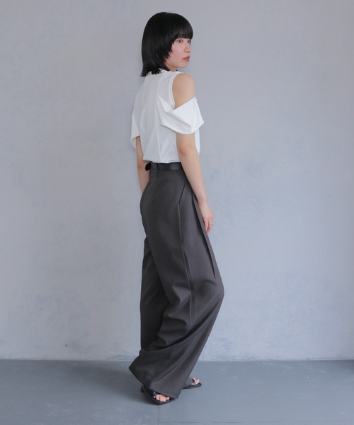 cheriella(シェリエラ)の「【cheriella】カットジョーゼットオフショルデザイントップス CUT GEORGETTE OFF-SHOULDER DESIGN TOPS(Tシャツ/カットソー・レディース・オフホワイト/ブラック・M)」の8枚目の写真