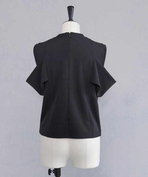 cheriella(シェリエラ)の「【cheriella】カットジョーゼットオフショルデザイントップス CUT GEORGETTE OFF-SHOULDER DESIGN TOPS(Tシャツ/カットソー・レディース・オフホワイト/ブラック・M)」の15枚目の写真