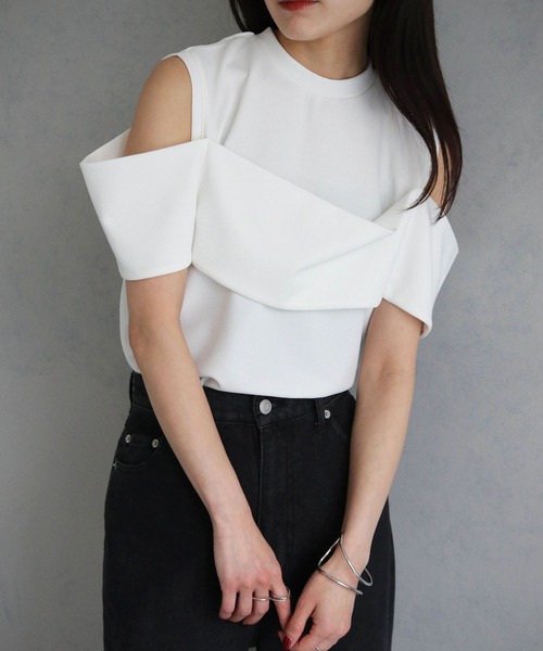 cheriella(シェリエラ)の「【cheriella】カットジョーゼットオフショルデザイントップス CUT GEORGETTE OFF-SHOULDER DESIGN TOPS(Tシャツ/カットソー・レディース・オフホワイト/ブラック・M)」の6枚目の写真