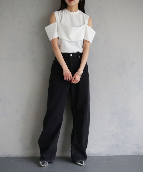 cheriella(シェリエラ)の「【cheriella】カットジョーゼットオフショルデザイントップス CUT GEORGETTE OFF-SHOULDER DESIGN TOPS(Tシャツ/カットソー・レディース・オフホワイト/ブラック・M)」の4枚目の写真