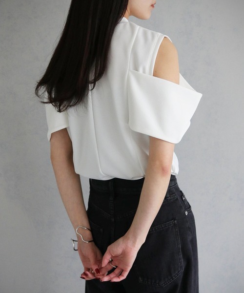 cheriella(シェリエラ)の「【cheriella】カットジョーゼットオフショルデザイントップス CUT GEORGETTE OFF-SHOULDER DESIGN TOPS(Tシャツ/カットソー・レディース・オフホワイト/ブラック・M)」の5枚目の写真