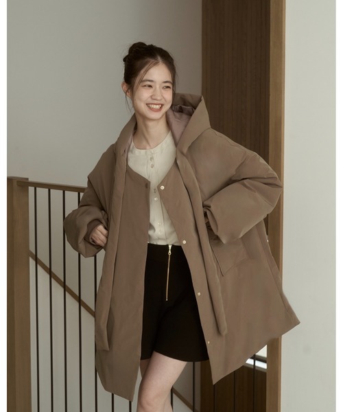 moi tytto（モイテュット）の「取り外しフード付き中綿ダウンコート（ブルゾン・レディース・ブラック/ナチュラル/ブラウン/グレイッシュベージュ・SMALL/FREE）」の2枚目の写真