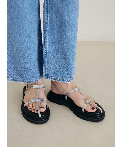 COEL（コエル）の「リボンストラップサンダル（サンダル・レディース・シルバー/ブラック・37/39）」の2枚目の写真