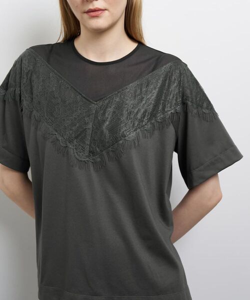 LANVIN en Bleu(ランバンオンブルー)の「レースコンビカットソー(Tシャツ/カットソー・レディース・オフホワイト/チャコールグレー・38)」の2枚目の写真