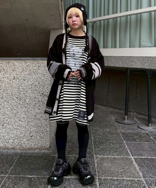 Candy Stripper(キャンディストリッパー)の「CND COLLEGE DAMAGE カーディガン(カーディガン/ボレロ・レディース・ボルドー/ブラウン/ブラック・FREE)」の17枚目の写真