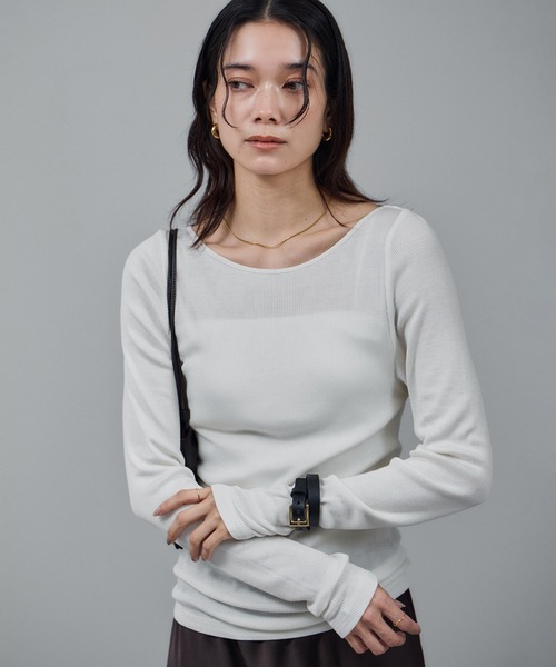 SALON adam et rope'(サロン アダム エ ロペ)の「Hug Silkラウンドネックプルオーバー 2 / 新色追加(Tシャツ/カットソー・レディース・ブラウン/ブラック/オフホワイト・FREE)」の2枚目の写真