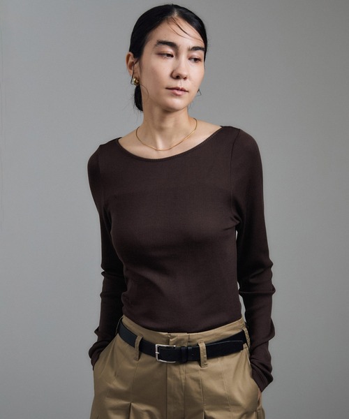 SALON adam et rope'(サロン アダム エ ロペ)の「Hug Silkラウンドネックプルオーバー 2 / 新色追加(Tシャツ/カットソー・レディース・ブラウン/ブラック/オフホワイト・FREE)」の12枚目の写真