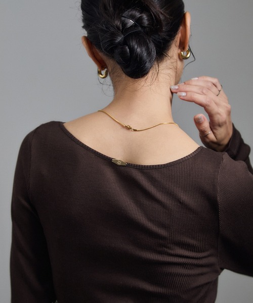 SALON adam et rope'(サロン アダム エ ロペ)の「Hug Silkラウンドネックプルオーバー 2 / 新色追加(Tシャツ/カットソー・レディース・ブラウン/ブラック/オフホワイト・FREE)」の17枚目の写真