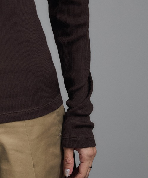 SALON adam et rope'(サロン アダム エ ロペ)の「Hug Silkラウンドネックプルオーバー 2 / 新色追加(Tシャツ/カットソー・レディース・ブラウン/ブラック/オフホワイト・FREE)」の22枚目の写真