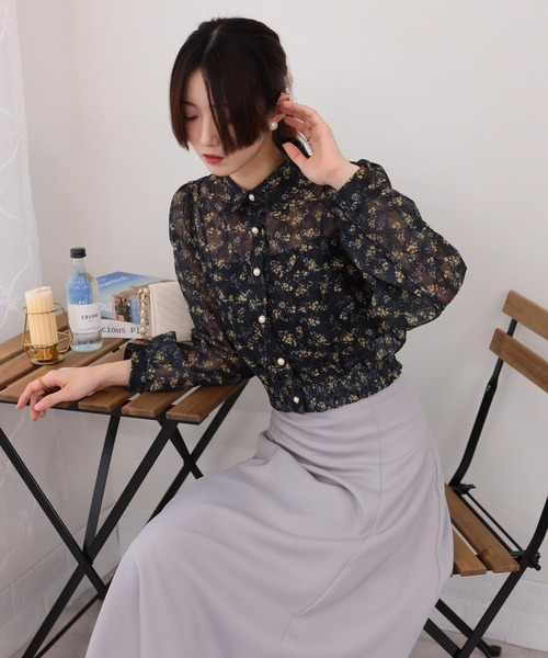 pumpkin port(パンプキンポート)の「小花柄 裾シャーリング クロップド丈 長袖ブラウス(シャツ/ブラウス・レディース・ブラック/アイボリー/カーキ/ワインレッド・M)」の7枚目の写真