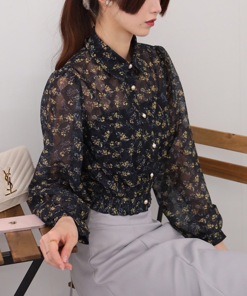 pumpkin port(パンプキンポート)の「小花柄 裾シャーリング クロップド丈 長袖ブラウス(シャツ/ブラウス・レディース・ブラック/アイボリー/カーキ/ワインレッド・M)」の10枚目の写真