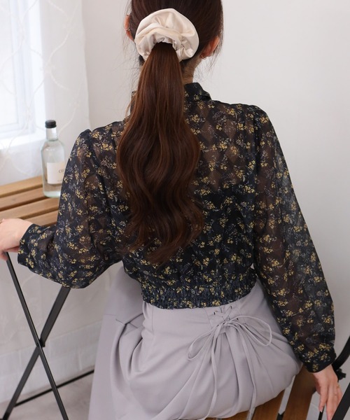 pumpkin port(パンプキンポート)の「小花柄 裾シャーリング クロップド丈 長袖ブラウス(シャツ/ブラウス・レディース・ブラック/アイボリー/カーキ/ワインレッド・M)」の11枚目の写真