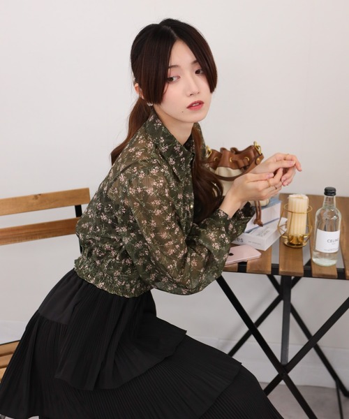 pumpkin port(パンプキンポート)の「小花柄 裾シャーリング クロップド丈 長袖ブラウス(シャツ/ブラウス・レディース・ブラック/アイボリー/カーキ/ワインレッド・M)」の17枚目の写真