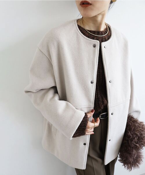 le.coeur blanc（ルクールブラン）の「ニットビーバーノーカラーミドルコート（ノーカラーコート・レディース・ダークグレー/モカ/グレイッシュベージュ・38）」の5枚目の写真