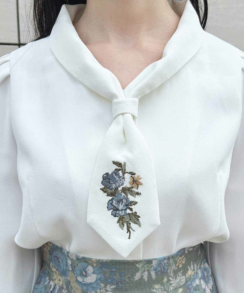 an another angelus（アンアナザーアンジェラス）の「ローズ刺繍ショールカラーネクタイブラウス（シャツ/ブラウス・レディース・オフホワイト/ライトベージュ・FREE）」の21枚目の写真