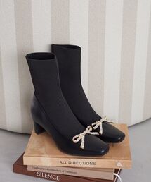 Maison de FLEUR（メゾンドフルール）の「リボンビジューニットブーツ（ブーツ）」