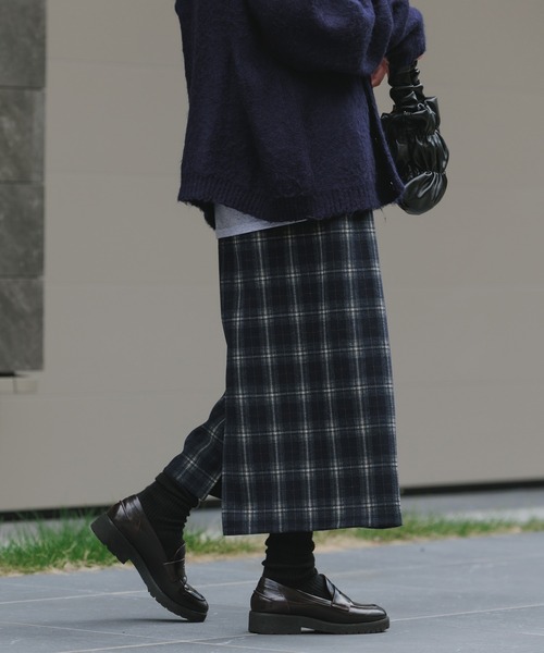 AO2（アオズ）の「Back Slit Stretch Ombre Check Long Skirt / バックスリット ストレッチ オンブレチェックロングスカート（スカート・レディース・ネイビー/ブラウン・FREE）」の12枚目の写真
