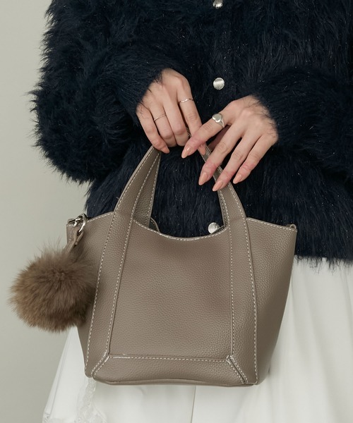 Cherir Mignon(シェリルミニョン)の「【Cherir Mignon】ポーチ&ファーチャーム付き2wayミニハンドバッグ(ハンドバッグ・レディース・ベージュ/ブラウン・FREE)」の2枚目の写真