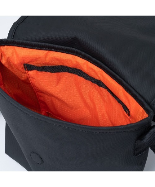 BEAMS DESIGN(ビームス デザイン)の「BEAMSDESIGN(ビームスデザイン)エラスティックメッシュ ショルダーバッグ(ショルダーバッグ・メンズ・ブラック/サンドベージュ/ネイビー・FREE)」の6枚目の写真