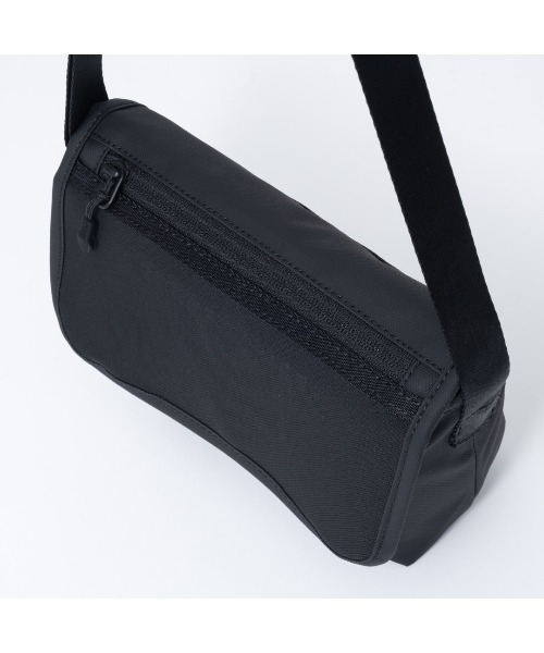 BEAMS DESIGN(ビームス デザイン)の「BEAMSDESIGN(ビームスデザイン)エラスティックメッシュ ショルダーバッグ(ショルダーバッグ・メンズ・ブラック/サンドベージュ/ネイビー・FREE)」の9枚目の写真