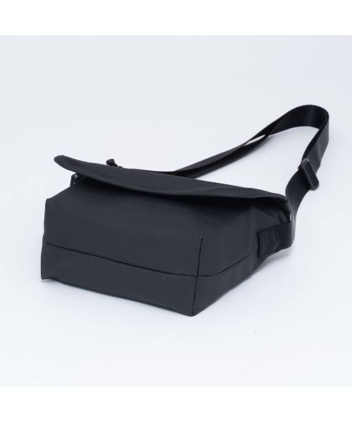 BEAMS DESIGN(ビームス デザイン)の「BEAMSDESIGN(ビームスデザイン)エラスティックメッシュ ショルダーバッグ(ショルダーバッグ・メンズ・ブラック/サンドベージュ/ネイビー・FREE)」の8枚目の写真