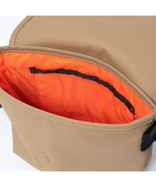 BEAMS DESIGN(ビームス デザイン)の「BEAMSDESIGN(ビームスデザイン)エラスティックメッシュ ショルダーバッグ(ショルダーバッグ・メンズ・ブラック/サンドベージュ/ネイビー・FREE)」の14枚目の写真