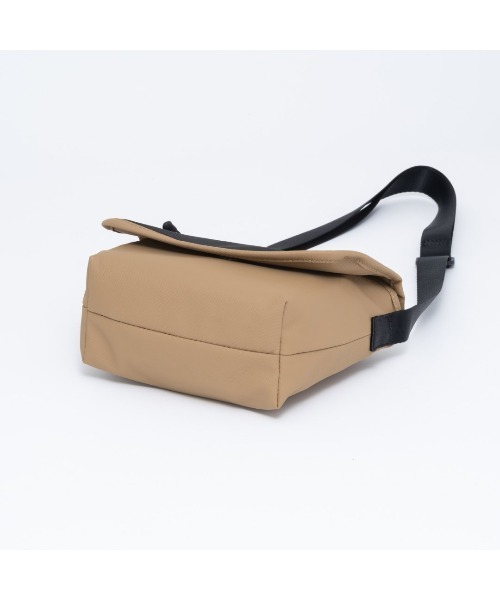 BEAMS DESIGN(ビームス デザイン)の「BEAMSDESIGN(ビームスデザイン)エラスティックメッシュ ショルダーバッグ(ショルダーバッグ・メンズ・ブラック/サンドベージュ/ネイビー・FREE)」の16枚目の写真