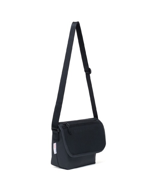 BEAMS DESIGN(ビームス デザイン)の「BEAMSDESIGN(ビームスデザイン)エラスティックメッシュ ショルダーバッグ(ショルダーバッグ・メンズ・ブラック/サンドベージュ/ネイビー・FREE)」の4枚目の写真