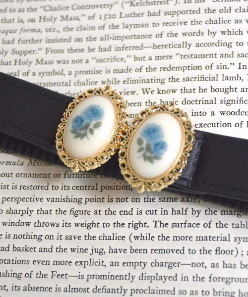 an another angelus(アンアナザーアンジェラス)の「ローズカメオバックルゴムベルト/fint フィント(ベルト・レディース・ブラック/ボルドー/ネイビー・FREE)」の1枚目の写真