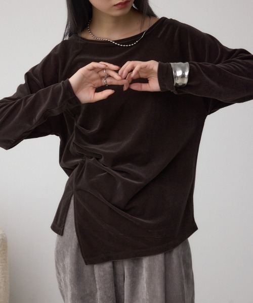 AZUL by moussy(アズールバイマウジー)の「ベロアアシメカットトップス(Tシャツ/カットソー・レディース・アイボリー/ダークブラウン/キャメル・FREE)」の3枚目の写真