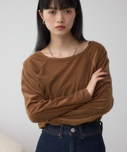 AZUL by moussy(アズールバイマウジー)の「ベロアアシメカットトップス(Tシャツ/カットソー・レディース・アイボリー/ダークブラウン/キャメル・FREE)」の1枚目の写真