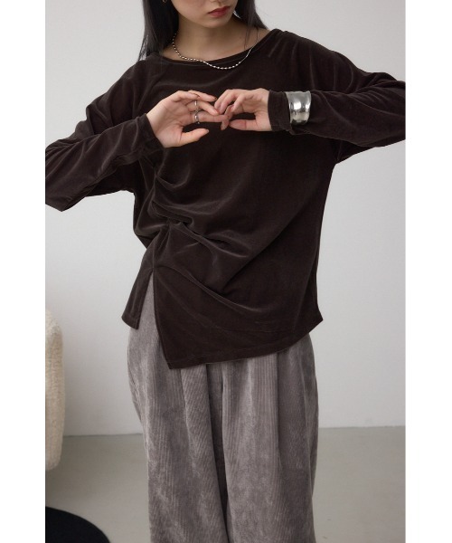 AZUL by moussy(アズールバイマウジー)の「ベロアアシメカットトップス(Tシャツ/カットソー・レディース・アイボリー/ダークブラウン/キャメル・FREE)」の15枚目の写真