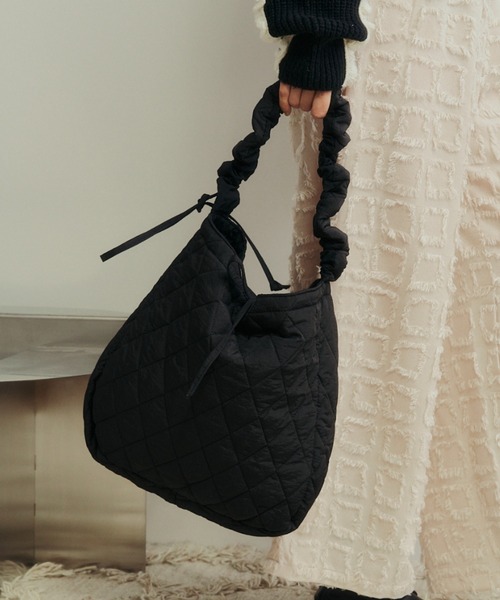 Libra Cue（リブラ キュー）の「ギャザーハンドルキルティングバッグ（ショルダーバッグ・レディース・アイボリー/ブラック・FREE）」の2枚目の写真