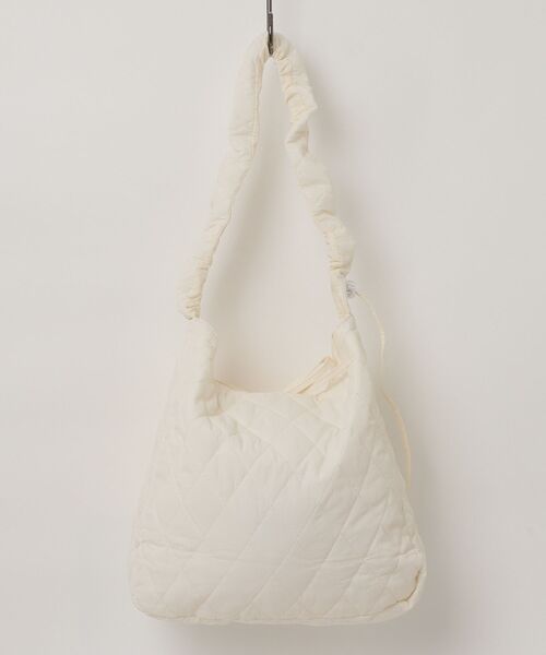 Libra Cue（リブラ キュー）の「ギャザーハンドルキルティングバッグ（ショルダーバッグ・レディース・アイボリー/ブラック・FREE）」の8枚目の写真
