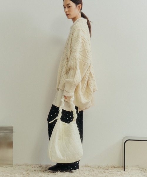 Libra Cue（リブラ キュー）の「ギャザーハンドルキルティングバッグ（ショルダーバッグ・レディース・アイボリー/ブラック・FREE）」の4枚目の写真