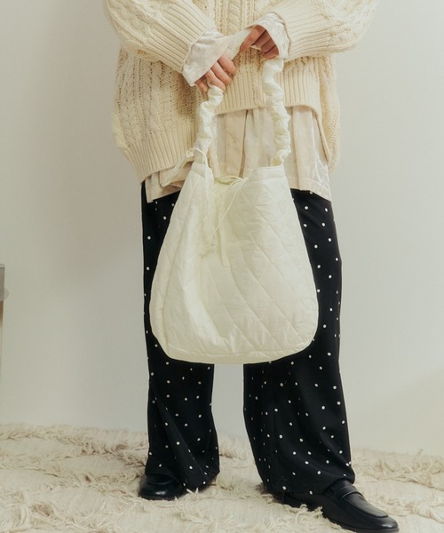 Libra Cue（リブラ キュー）の「ギャザーハンドルキルティングバッグ（ショルダーバッグ・レディース・アイボリー/ブラック・FREE）」の6枚目の写真